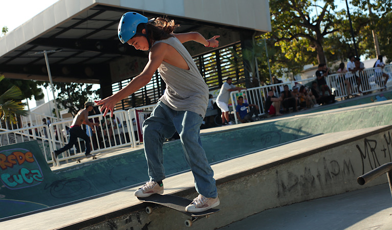 adolescente fazendo manobra do skate